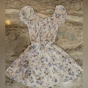 Hollister dress with stretchy waistband and puffer sleeves. Size S-M.